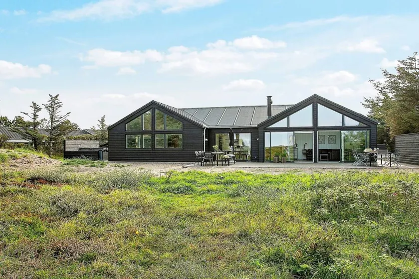 House with BBQ, sauna & pool - Image 1
