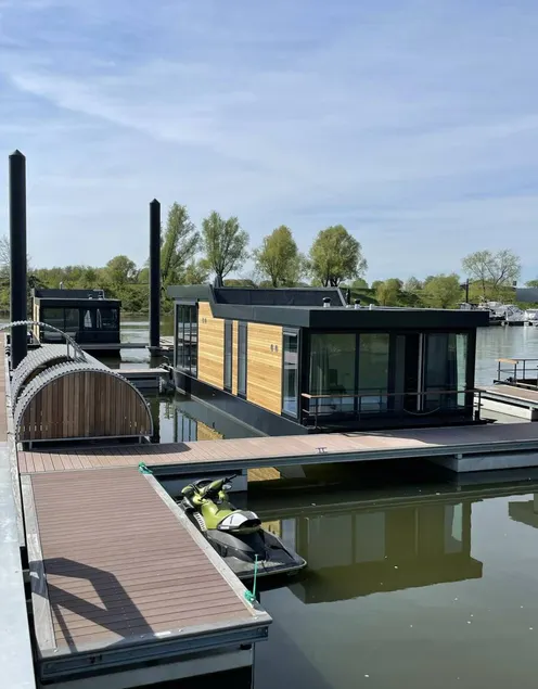 Boat with terrace - Image 1