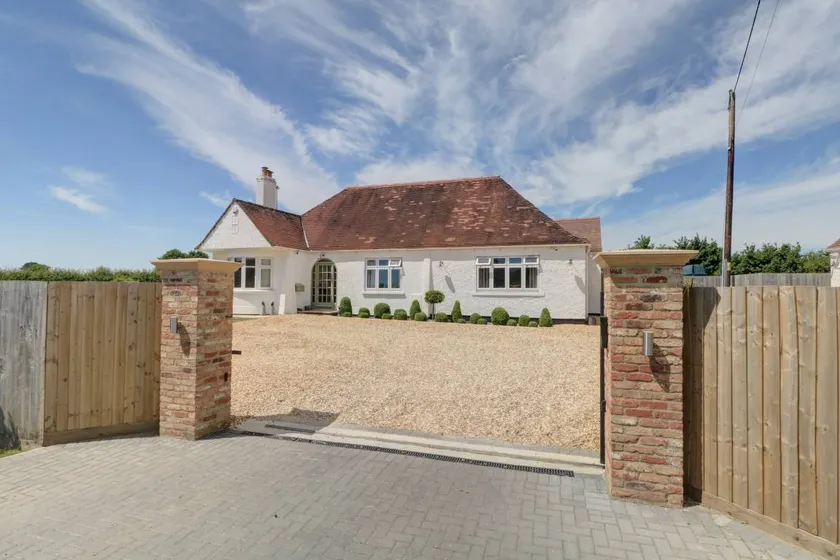 Cottage with hot tub, garden & terrace - Image 1