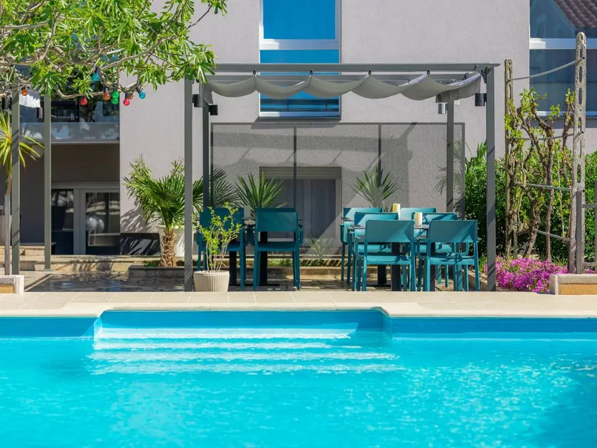 Apartment with terrace, garden & pool - Image 1