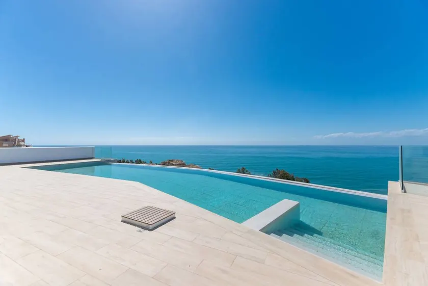 Voll ausgestattetes großzügiges Apartment mit Terrasse, Pool und Grill | Stadtblick | Neben dem Strand | Perfekt für die Arbeit von Zuhause - Image 1