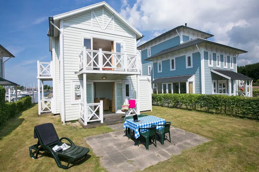 Bungalow with terrace & garden - Image 1