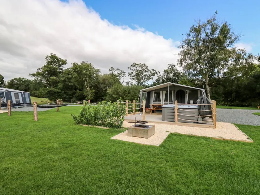 Cottage with garden & hot tub - Image 1