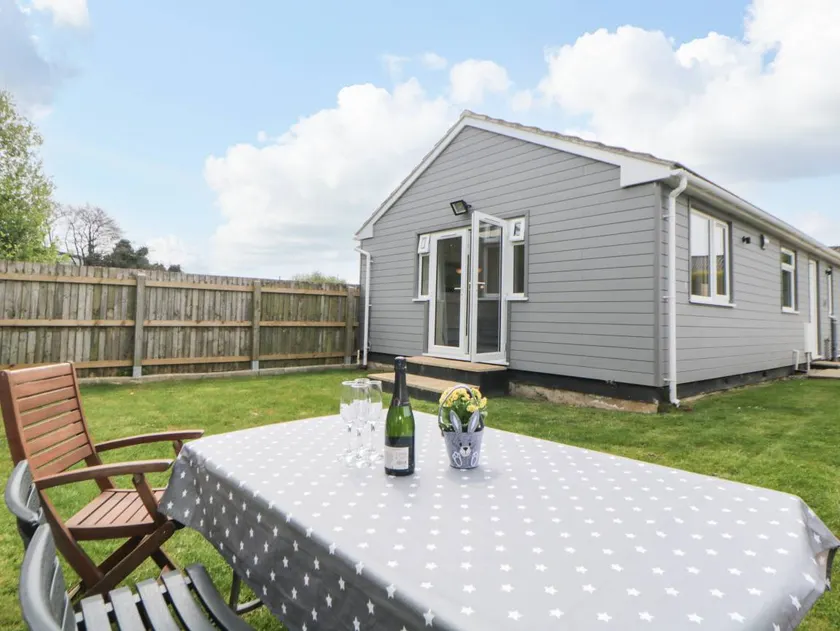 Cottage with garden - Image 1