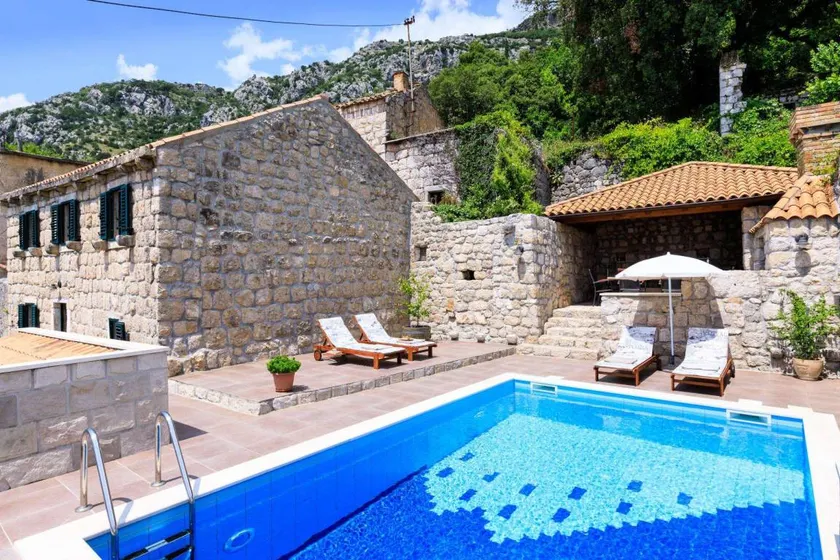 Fully equipped charming villa with barbeque, private pool & garden - Image 1