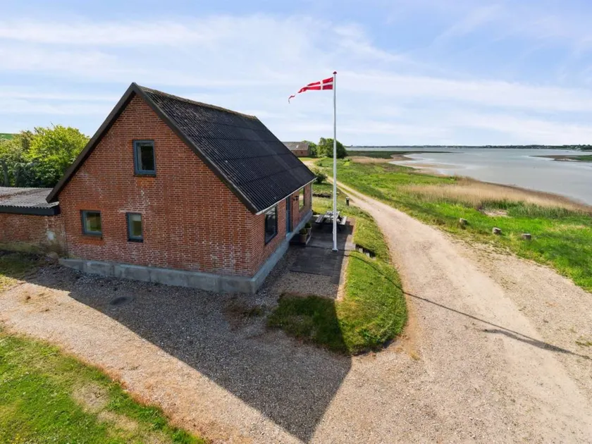 Holiday home with terrace & barbecue - Image 1
