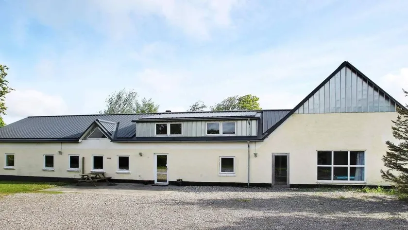 Holiday home with pool, sauna & jacuzzi - Image 1