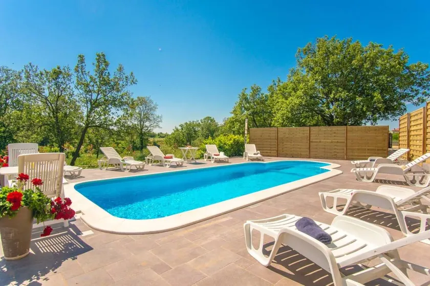 Fully equipped pleasant flat with barbeque, garden & pool | Garden view - Image 1