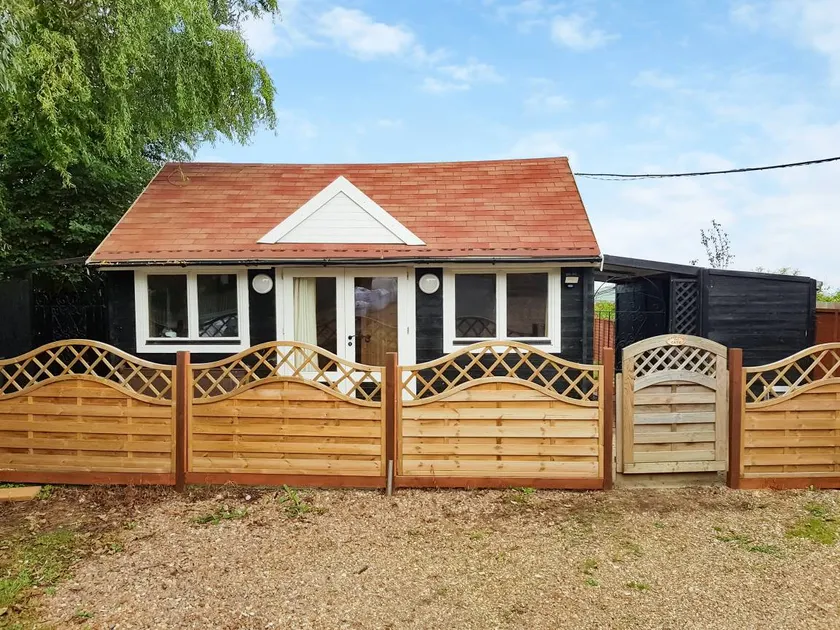 Cottage with jacuzzi, garden & barbeque - Image 1