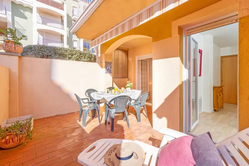 Apartment with garden, terrace & pool - Image 1