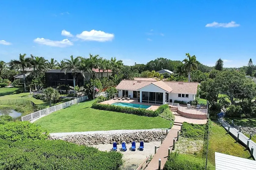 Paradise with a pool pier and private beach area - Image 1