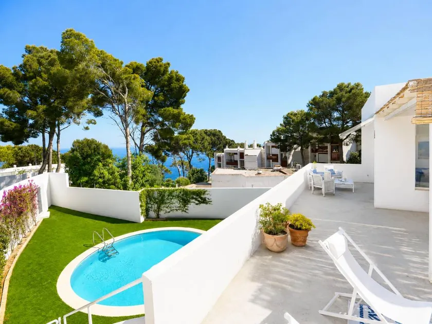 Holiday home with pool - Image 1