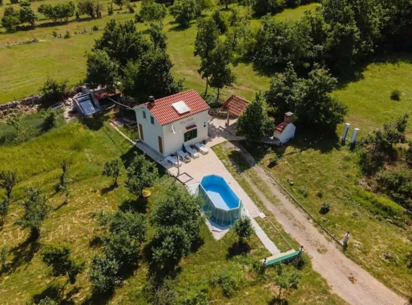 Holiday home with barbeque & private pool | Dogs allowed - Image 1
