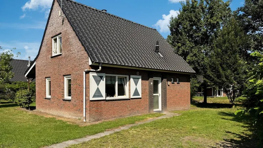 Children-friendly charming bungalow with hot tub, garden & terrace - Image 1