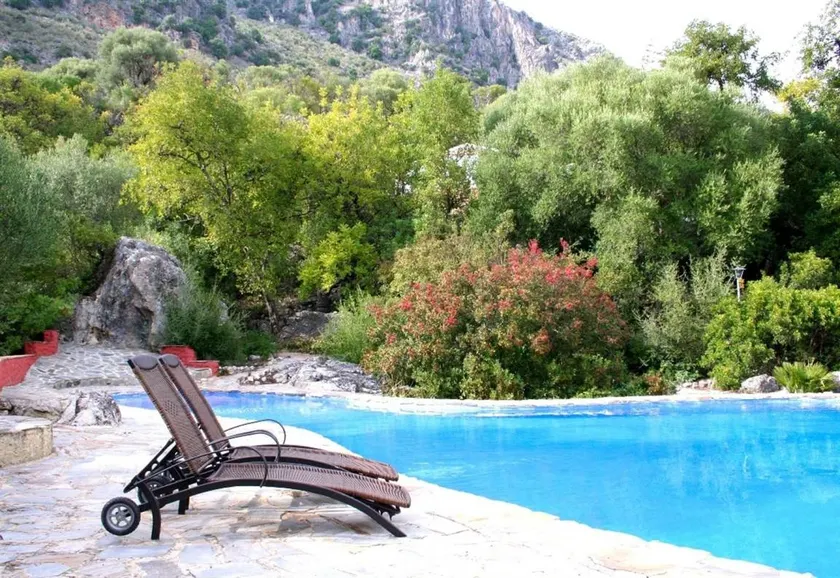 Studio avec terrasse, piscine et barbecue | Vue montagne - Image 1
