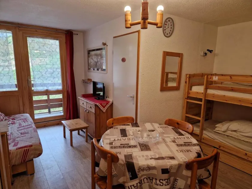 100m from ski slopes, 1st floor, view ski slopes/village, balcony, tv, ski locker, 28m², Montalbert - Image 1