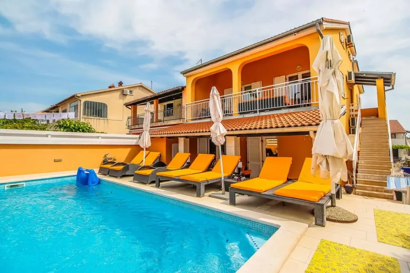 Family-oriented pleasant holiday home with pool, terrace & barbecue | Pets allowed - Image 1