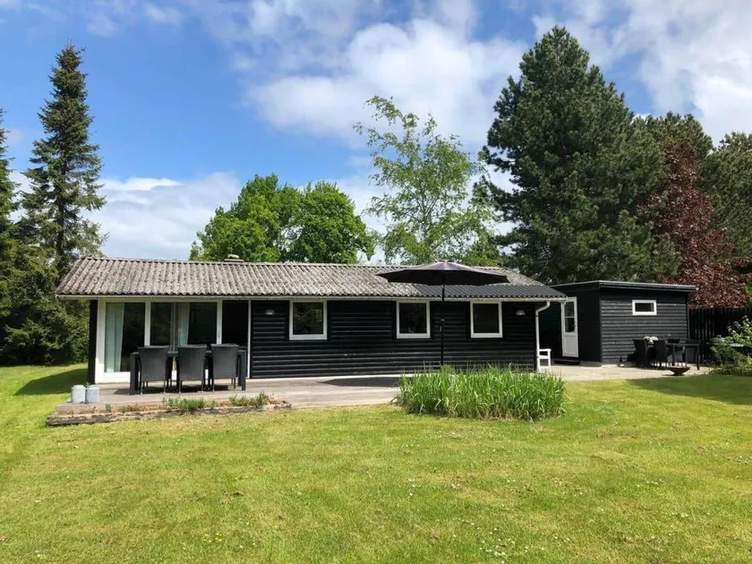 Holiday home with BBQ, terrace & garden - Image 1
