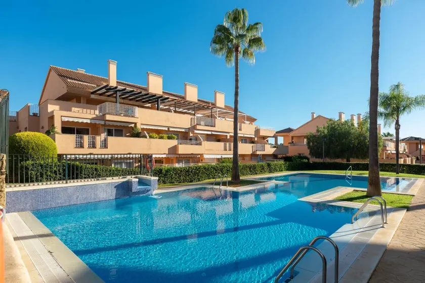 Maison entièrement équipée avec internet haut débit, terrasse et piscine | Vue jardin | Adaptée au travail à distance - Image 1