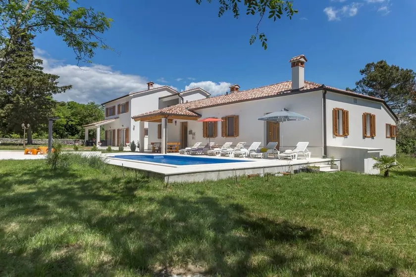 Villa with barbecue, garden & private pool - Image 1