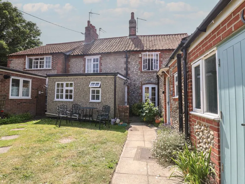 Cottage with garden - Image 1