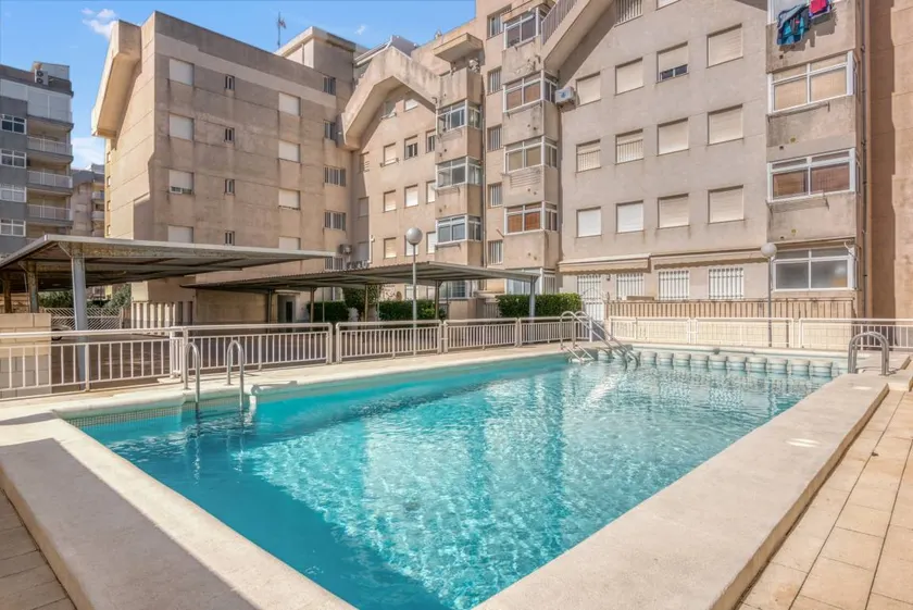 Apartment 'On Daimús Beach' with Shared Pool, Wi-Fi and Air Conditioning - Image 1