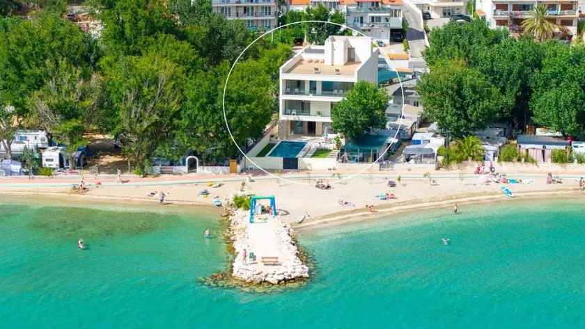 Fully equipped spacious flat with BBQ, garden & terrace | Garden view | Beach nearby - Image 1