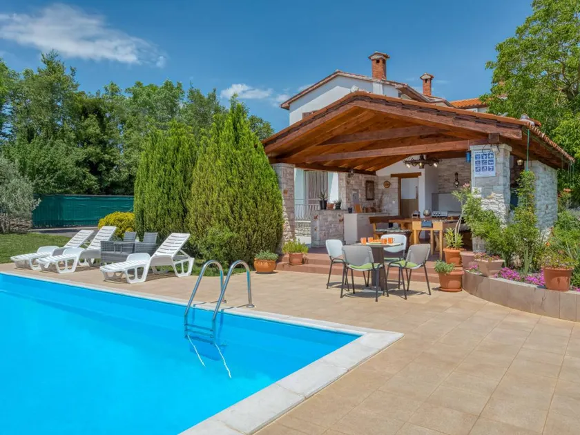 House with terrace, garden & barbeque - Image 1