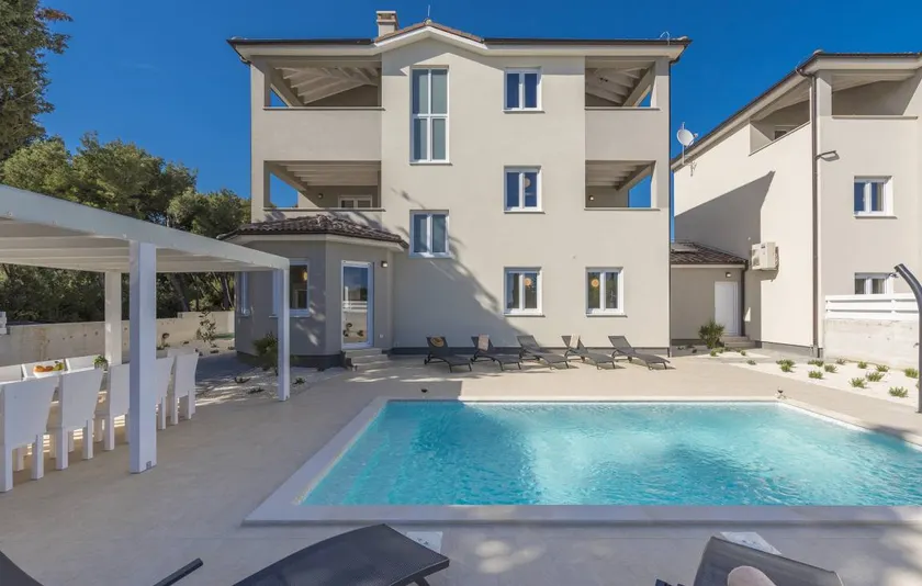 Villa apta para niños con piscina, sauna y barbacoa - Image 1