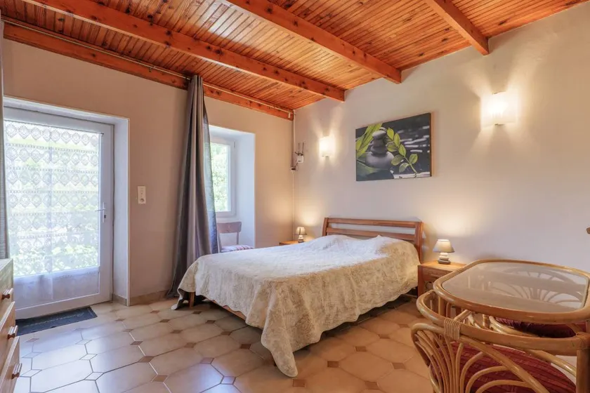Gîte "Les Combes" with Shared Pool, Wi-Fi, and Air Conditioning - Image 1