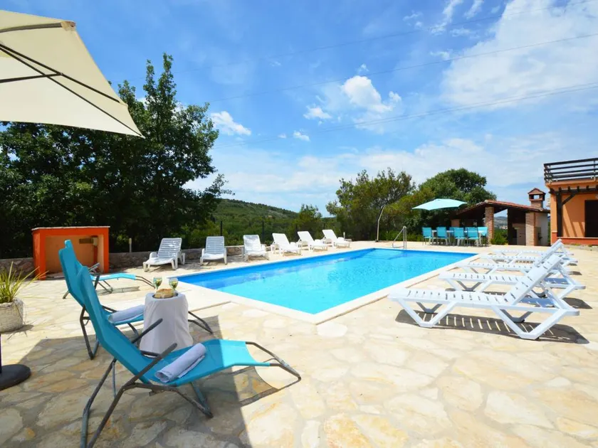 Apartment with garden, terrace & pool - Image 1