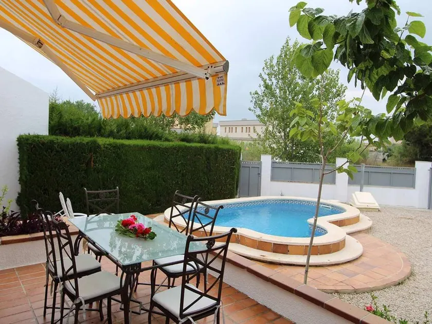 Villa avec jardin, barbecue et piscine privée - Image 1