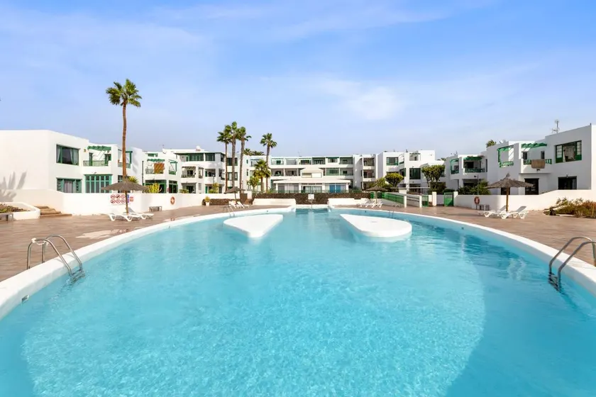 Holiday apartment with pool & terrace - Image 1