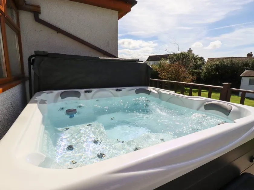 Cottage with hot tub & garden | Beach view - Image 1