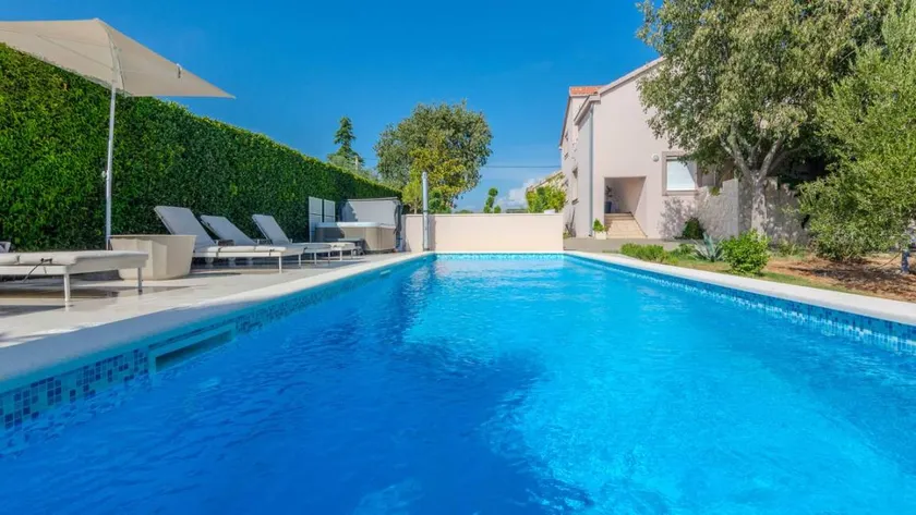 Family-friendly house with jacuzzi, terrace & pool | Pets are welcome - Image 1