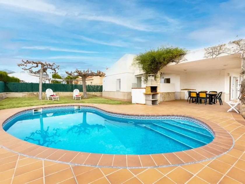 Holiday home with terrace, barbecue & private pool - Image 1