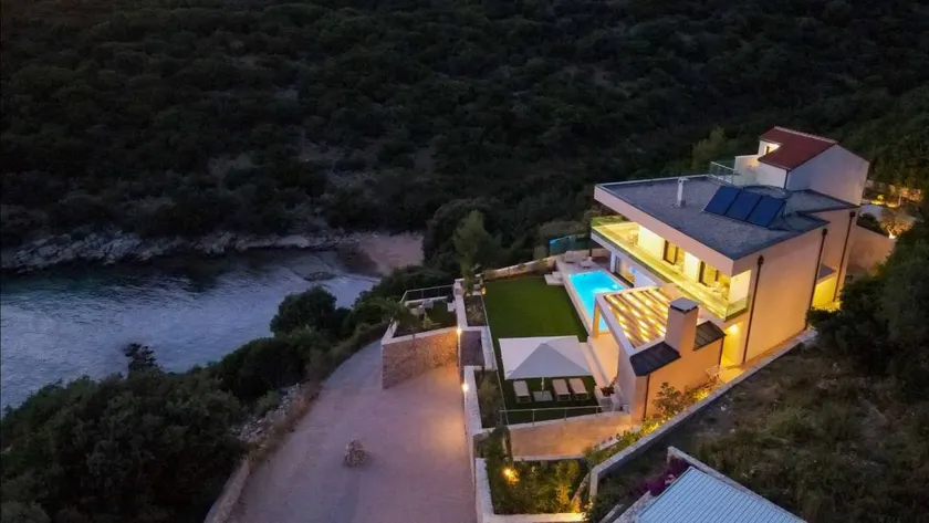 Villa with terrace, BBQ & private pool | Beach view - Image 1