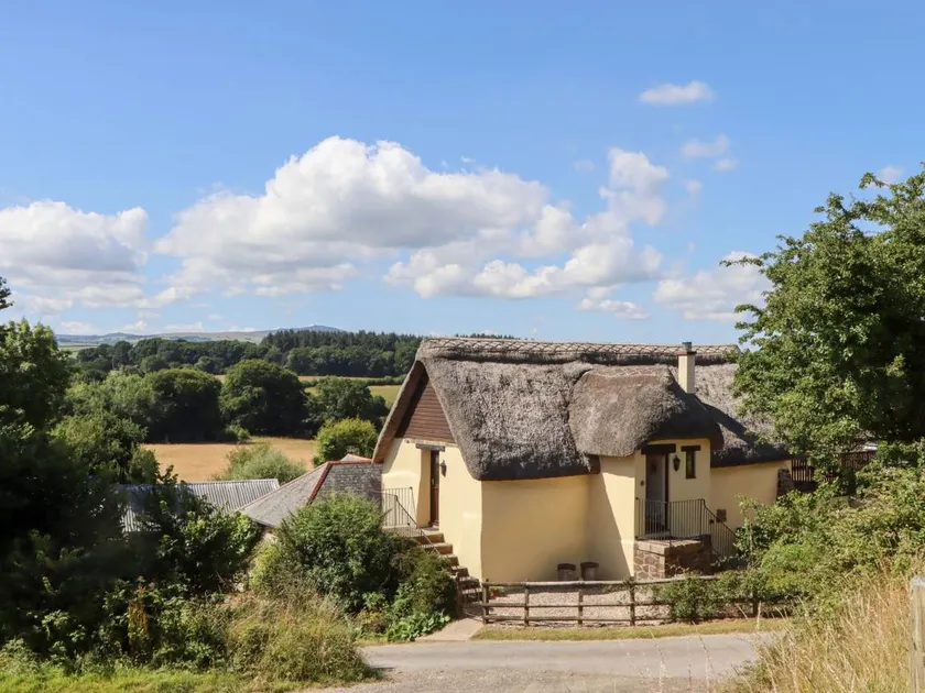 Cottage with garden, pool & terrace - Image 1