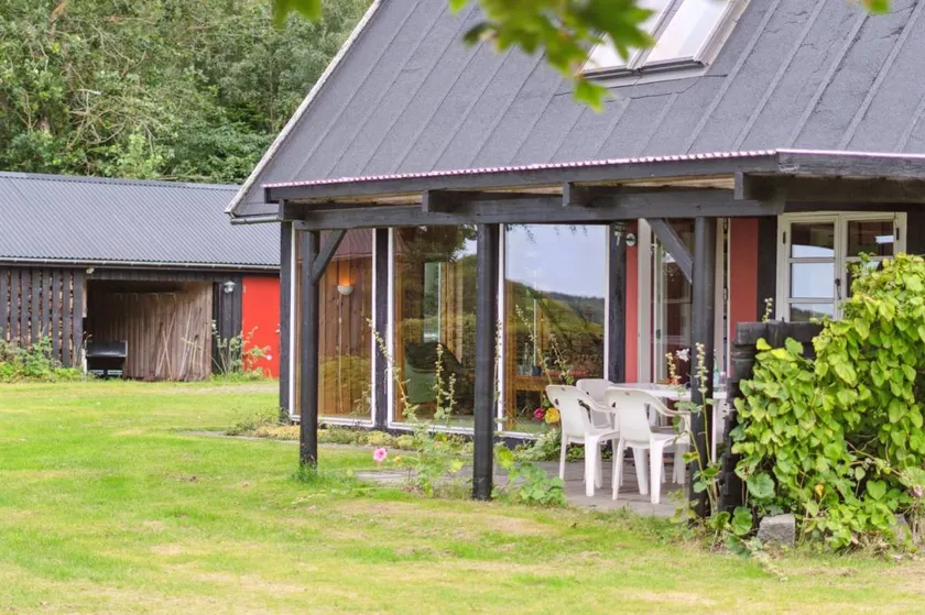 House with barbeque & terrace - Image 1