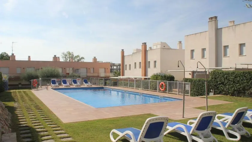 Apartment with pool, barbeque & terrace - Image 1