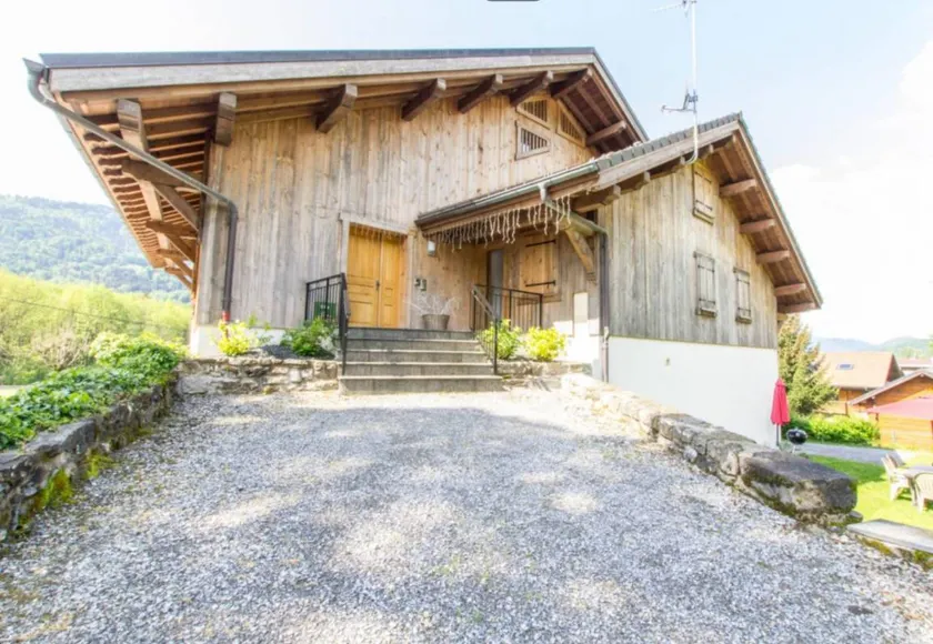 Fully equipped ample holiday apartment with barbeque & garden | Mountain view | Dogs allowed - Image 1