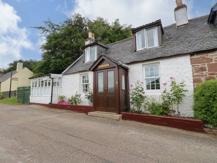 Cottage with garden - Image 1