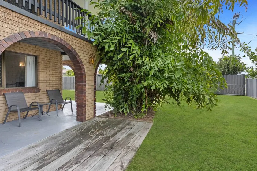 Flat with terrace & garden - Image 1