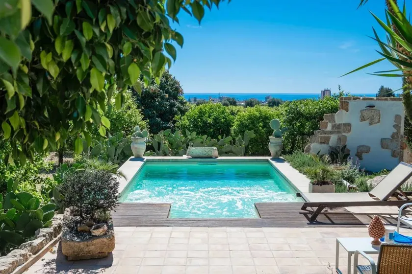 Maison avec jacuzzi, piscine et barbecue | Vue jardin - Image 1