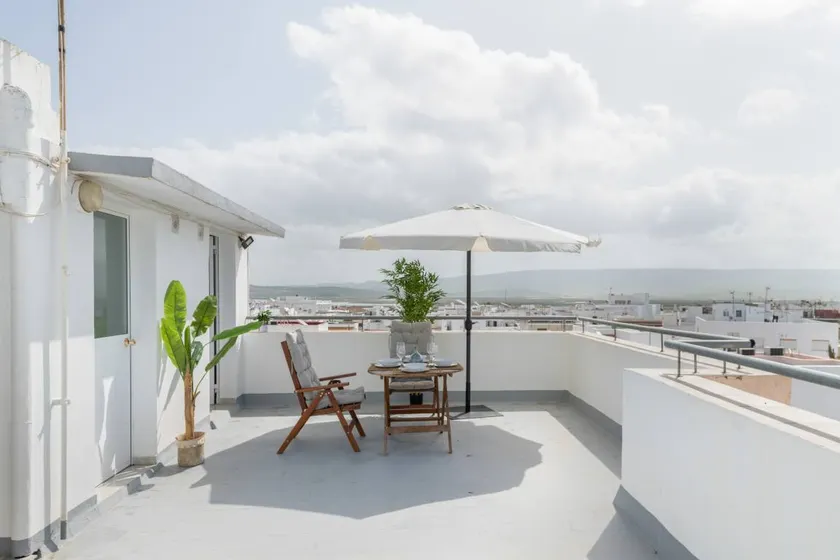 Flat with terrace - Image 1