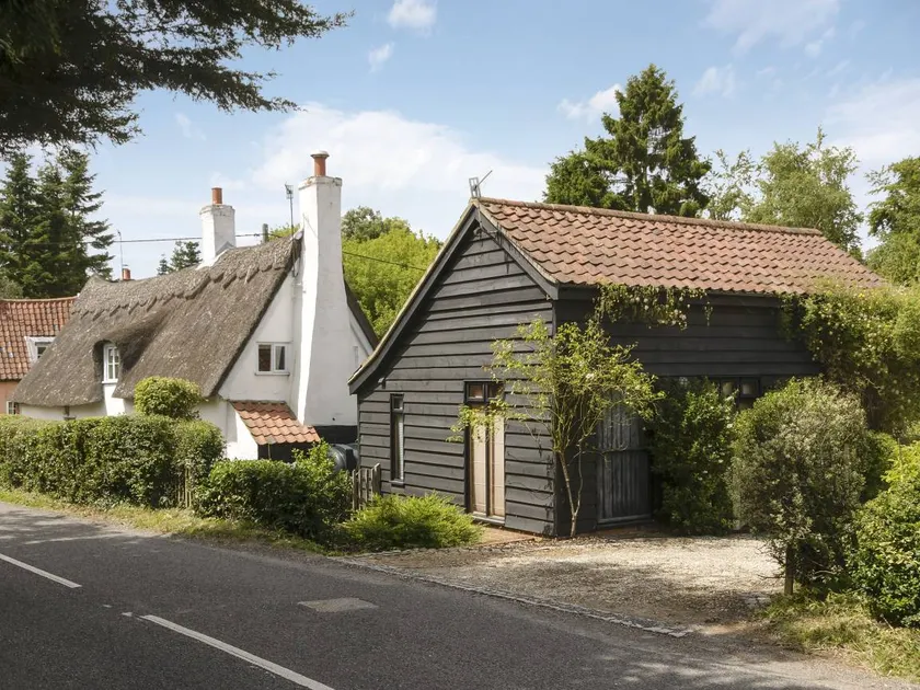 Cottage with garden & jacuzzi | River view - Image 1