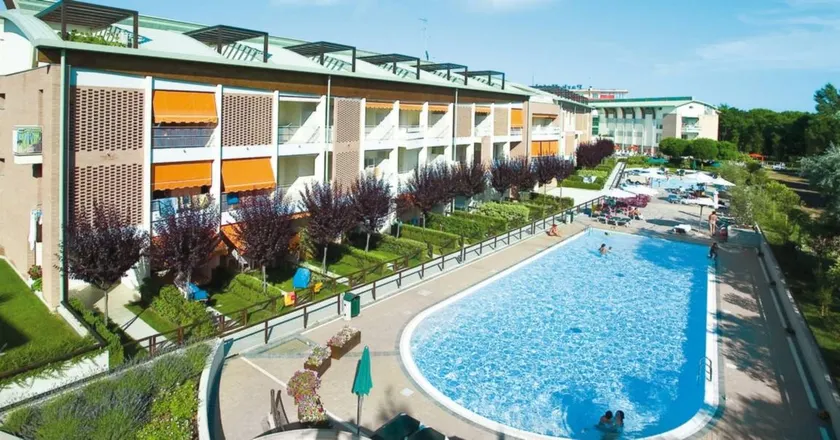 Apartment with pool, terrace & garden - Image 1