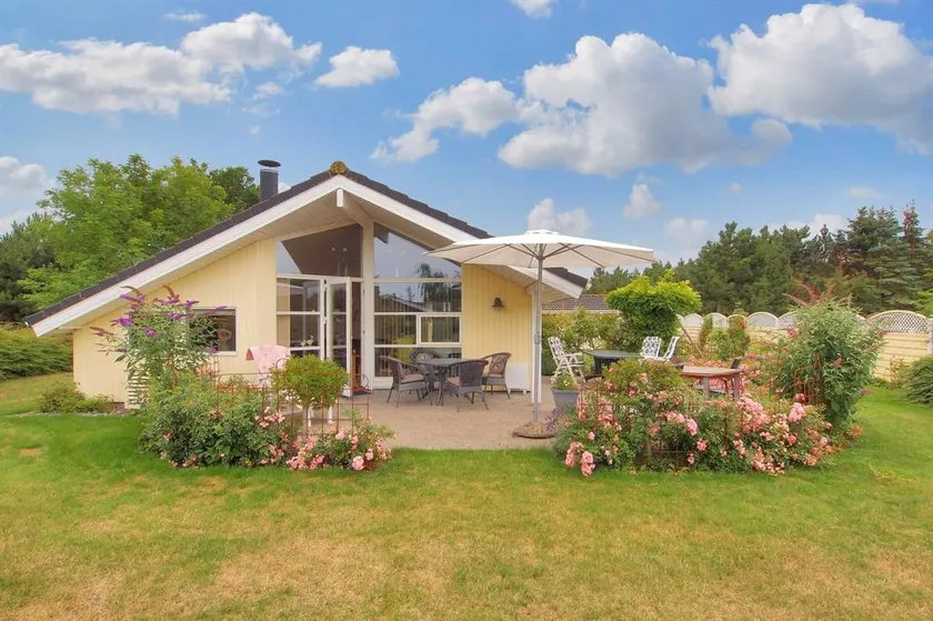 Fully equipped beautiful holiday home with garden & terrace - Image 1