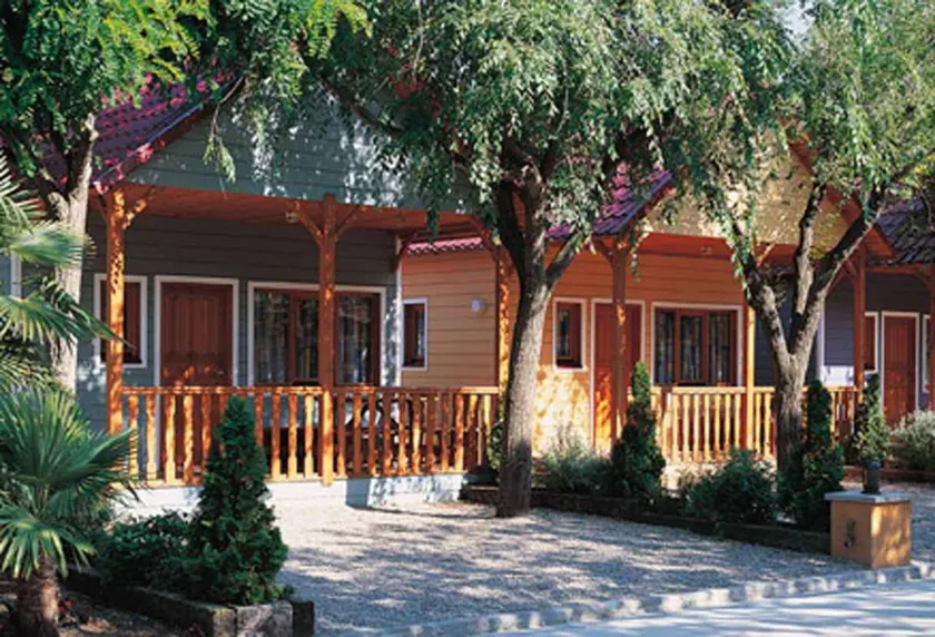 Holiday home with terrace, garden & pool - Image 1