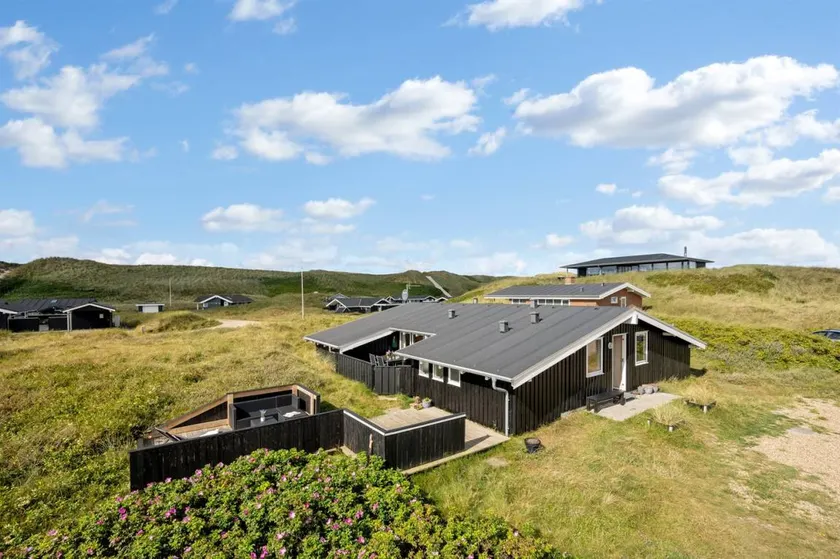 House with terrace, hot tub & sauna - Image 1